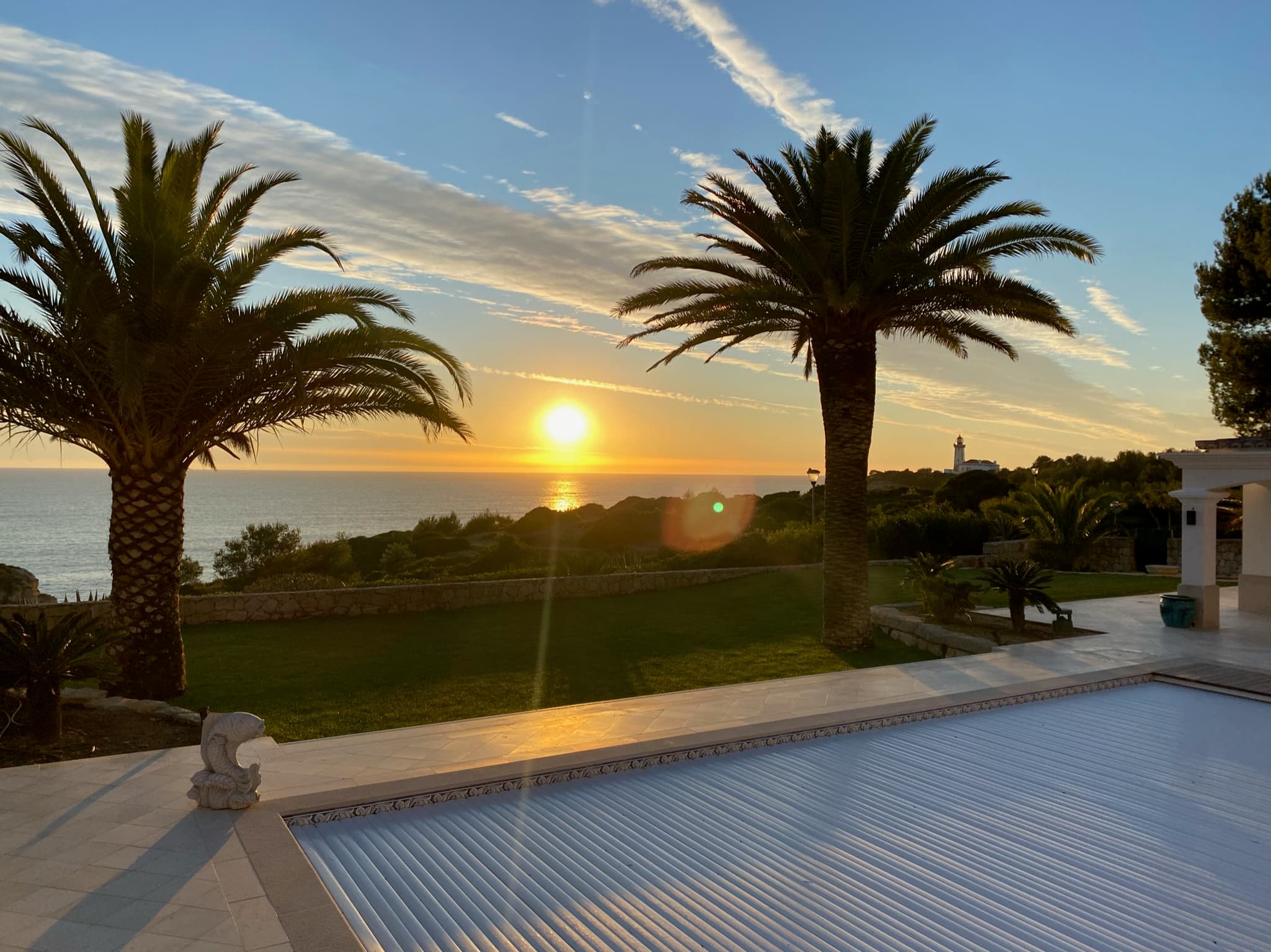Jardim paisagístico exuberante no Algarve, Portugal