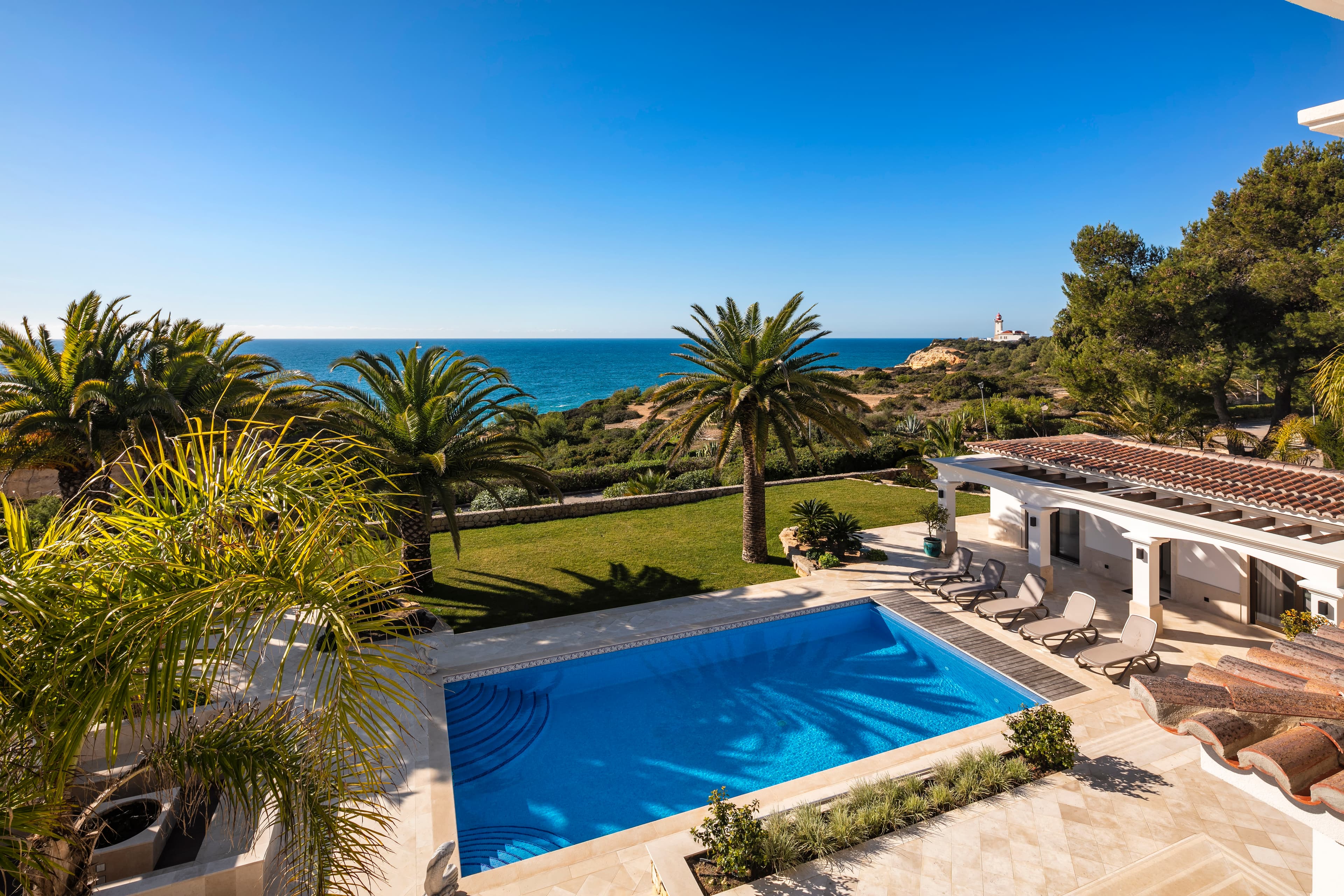 Jardim paisagístico de design premium com piscina e vegetação mediterrânica